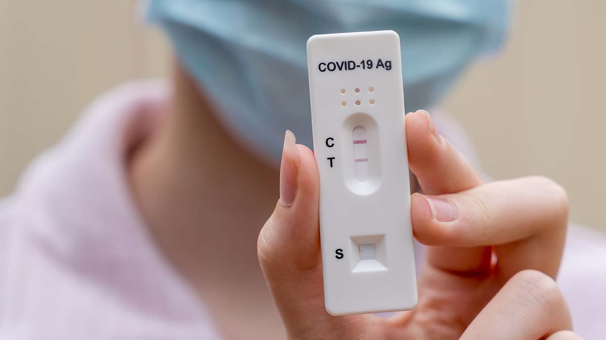 ผลตรวจ ATK ขึ้น 2 ขีดจางๆ แปลว่าติดโควิด-19 หรือไม่