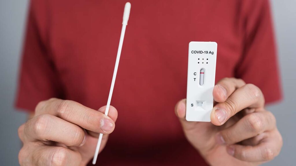 วิธีตรวจ ATK แบบแหย่จมูก หาเชื้อโควิด-19 ด้วยตัวเอง