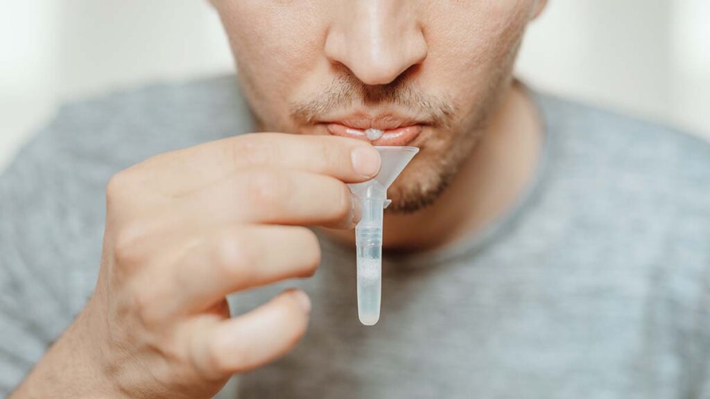 วิธีตรวจ ATK แบบน้ำลาย หาเชื้อโควิด-19 ด้วยตัวเอง