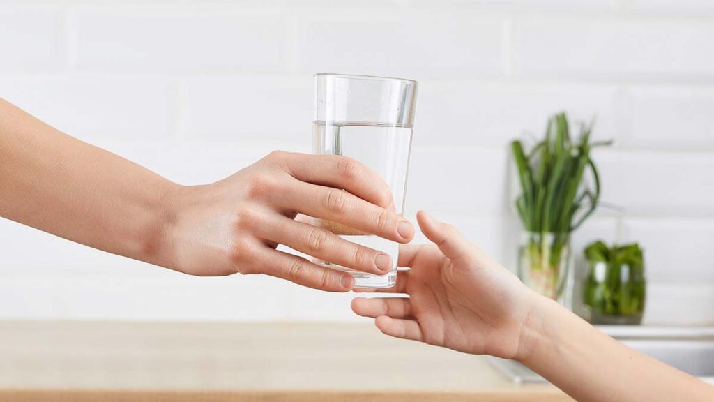 กินน้ำแก้วเดียวกัน เสี่ยงติดโควิด-19 ไหม