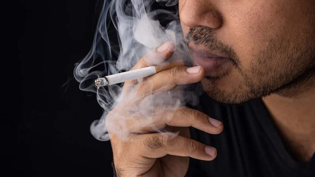 ควันบุหรี่แพร่โควิด-19 ได้จริงไหม มีวิธีป้องกันอย่างไร
