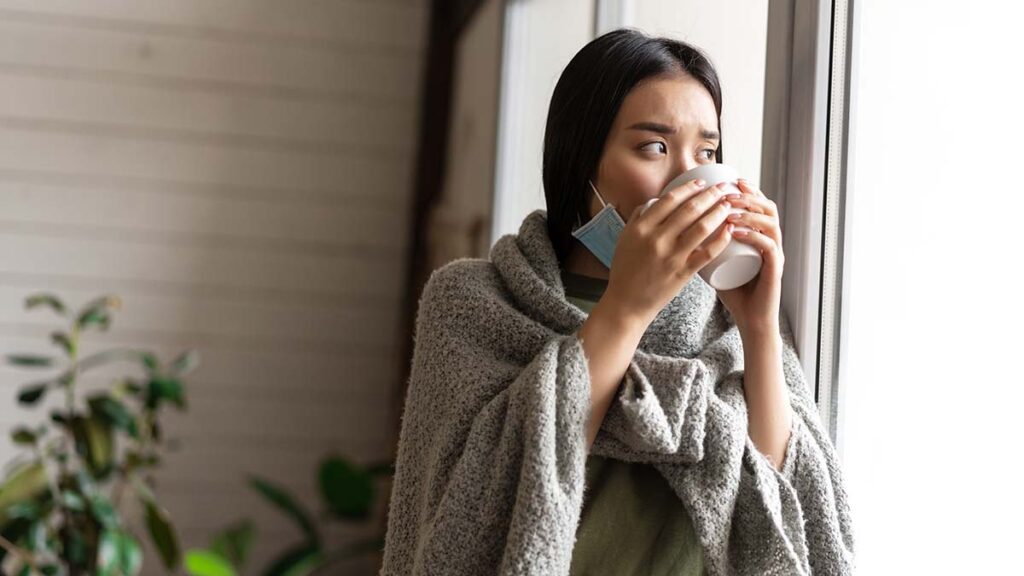 ลองโควิดโอไมครอน มีอาการอะไรบ้าง แล้วรักษายังไง