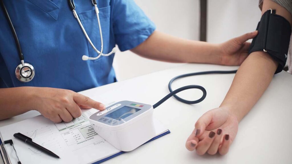 โรคความดันโลหิตสูง: เกณฑ์ สาเหตุ อาการ การป้องกัน การรักษา