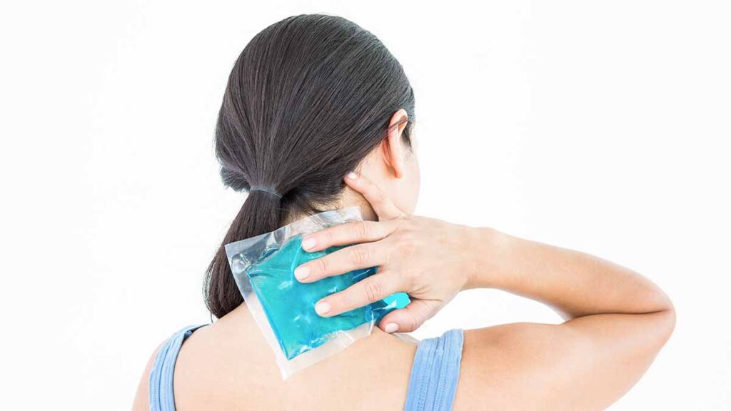 ปวดคอ ควรประคบร้อนหรือเย็น แล้วต้องนานแค่ไหน