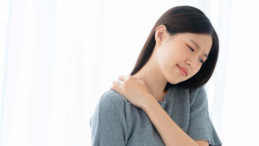 ปวดคอด้านขวา เกิดจากอะไร มีวิธีรักษาอย่างไร